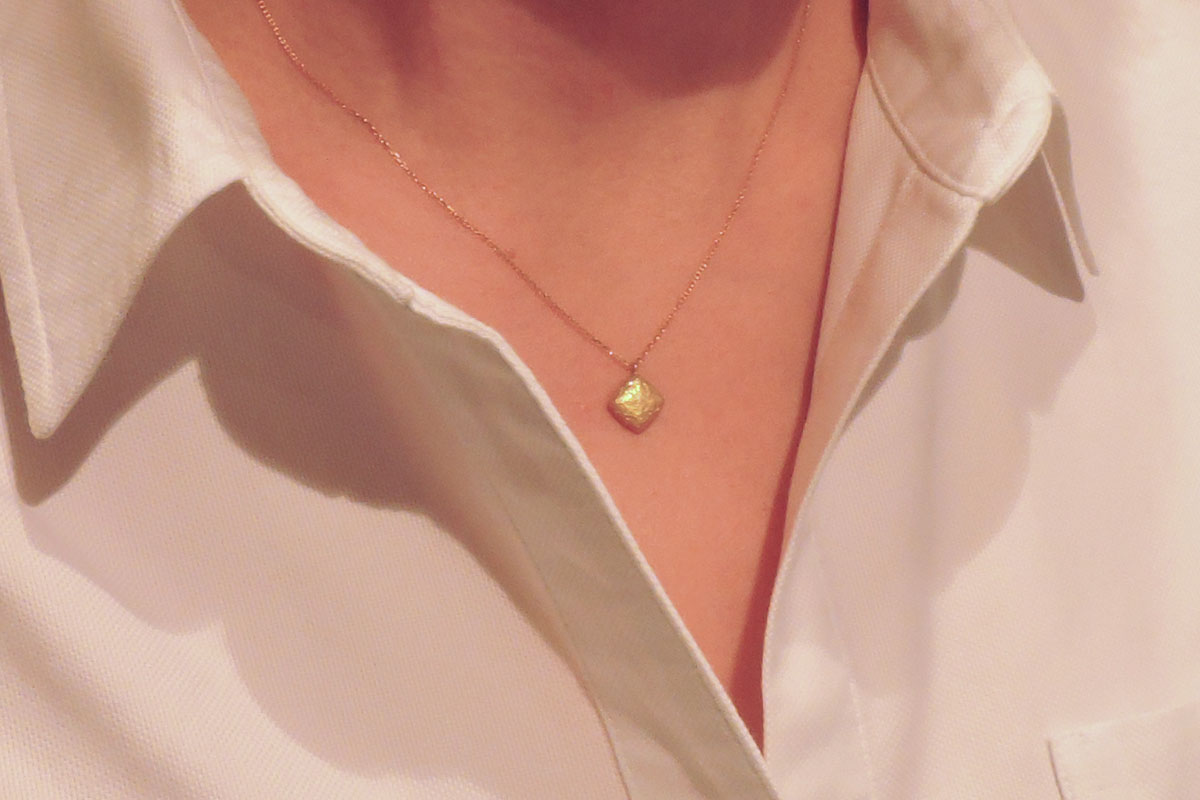 kaku Tokisora memorial jewerly ひし形 テクスチャ仕上げ 完全防水の遺骨ジュエリー 18金イエローゴールド 着用写真